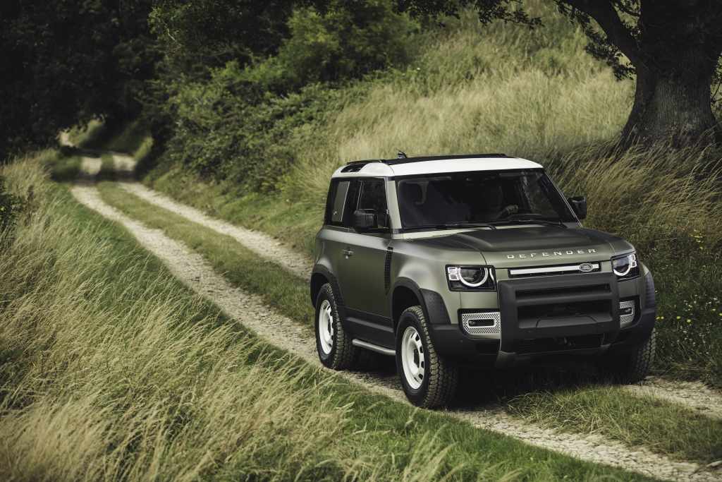 O Defender 90 chegará mais tarde assim como o motor híbrido plug-in o P400e.