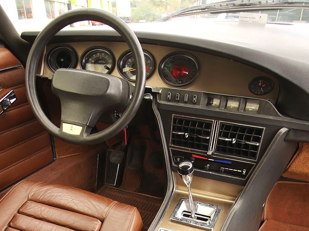 O interior também ele futurista, o volante era oval assim como os mostradores do painel de instrumentos