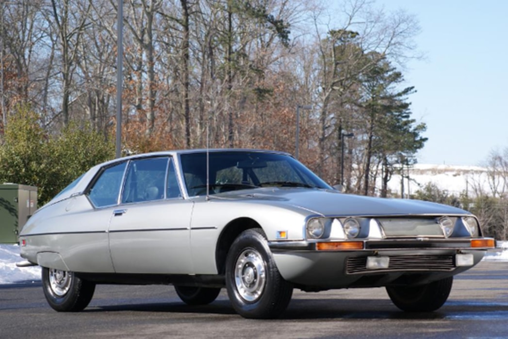 Citroën SM versão US , conhecido pelos seus faróis redondos, não direcionais pois as normas americanas não o permitiam.