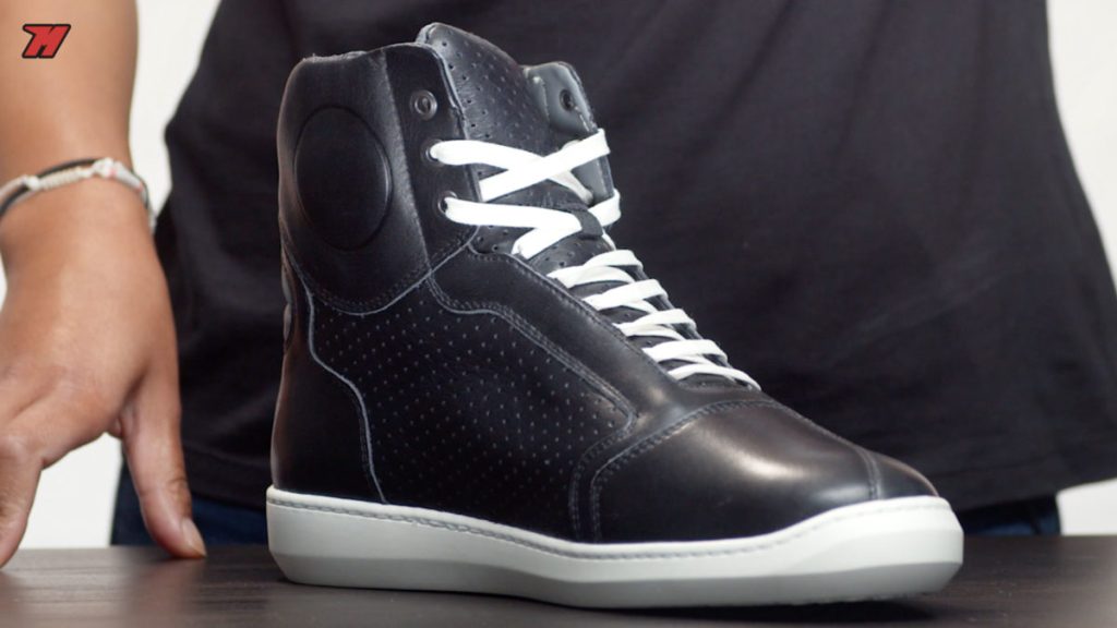 Existem vários modelos de calçado especial para o motociclista, como este modelo que não difere muito do calçado normal.