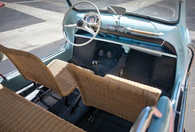 Os bancos feitos de vime dão um toque de elegância ao interior do Fiat Jolly.