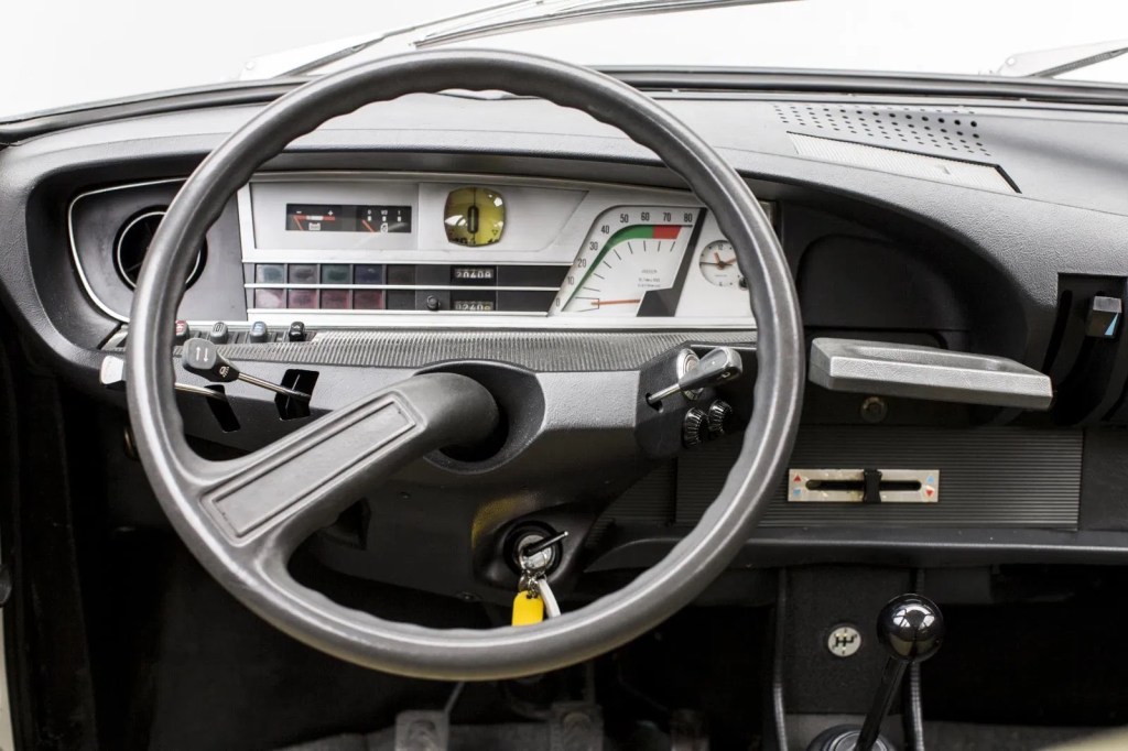 Com um desenho elegante o painel de instrumentos do Citroën GS era original 